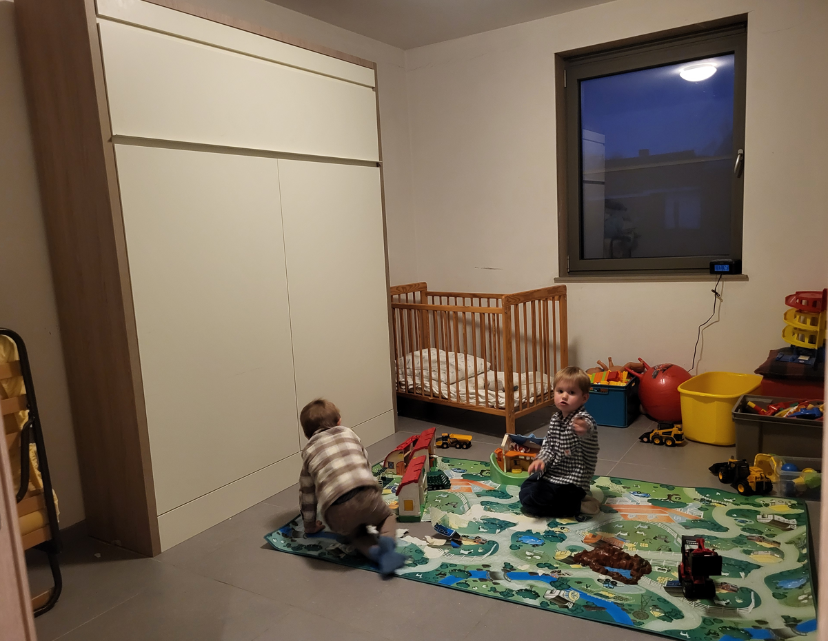 Opklapbed type Dorma gesloten met plaats voor spelende kinderen