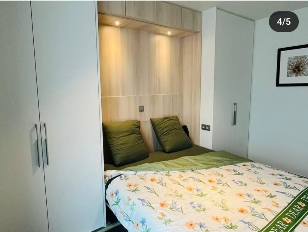 foto van opklapbed met verlichting in logeerkamer