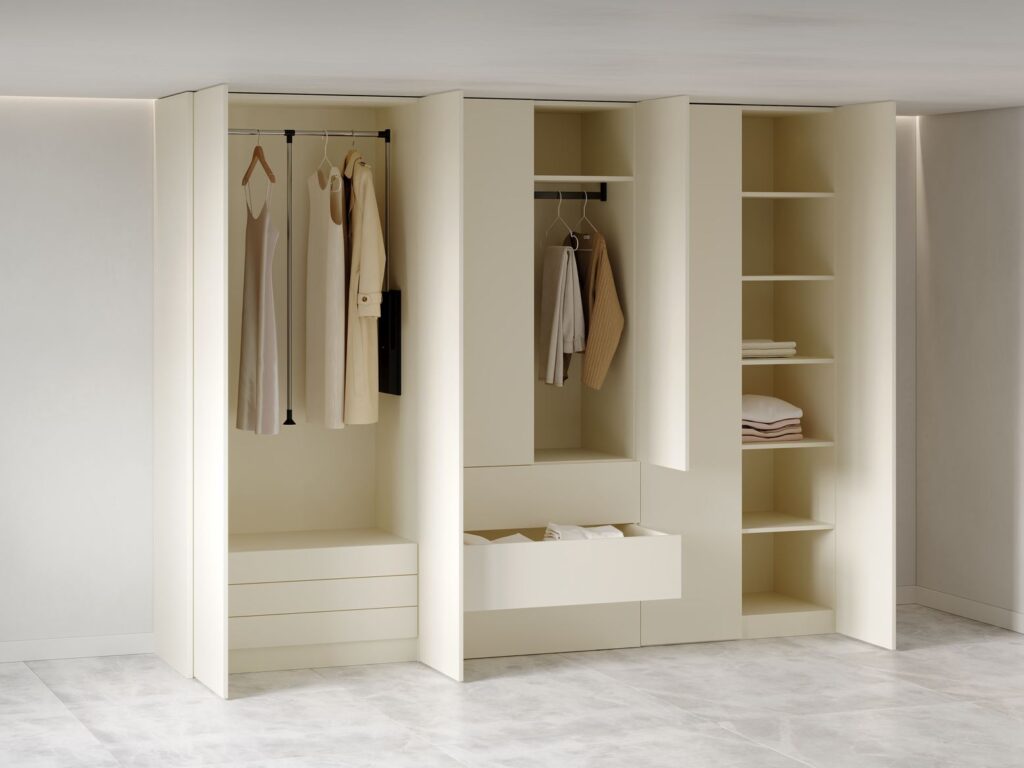 Boone closet kast met kledij in. Deuren staan open