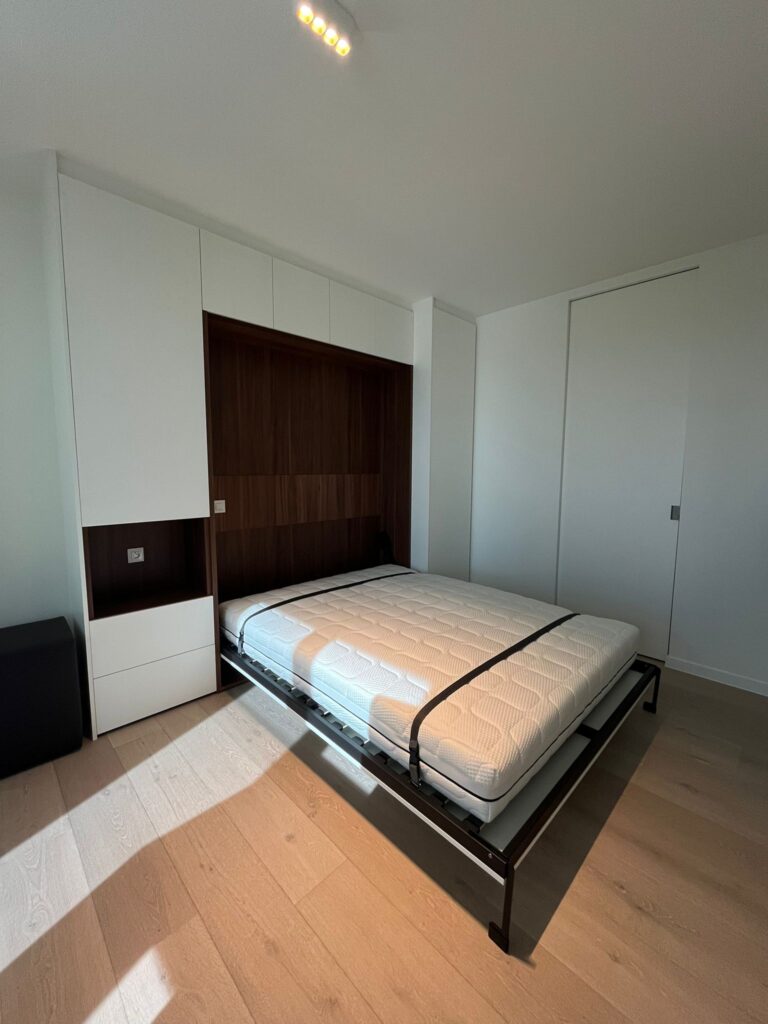 Opklapbed open in logeerkamer