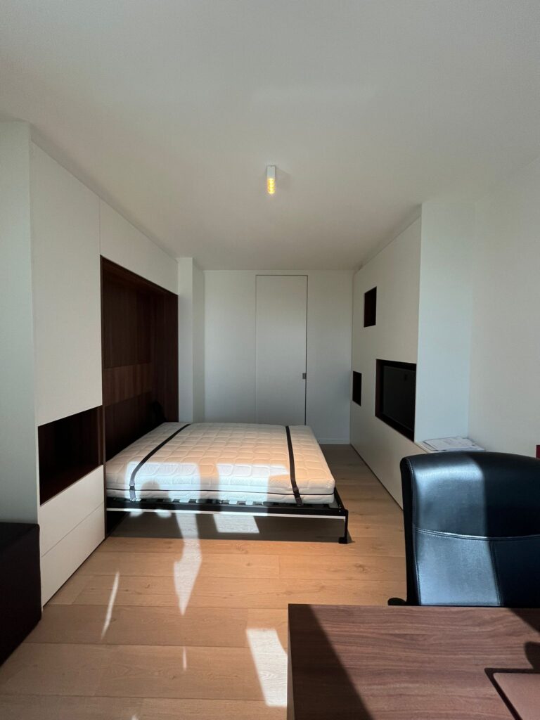 Opklapbed open in logeerkamer met matras