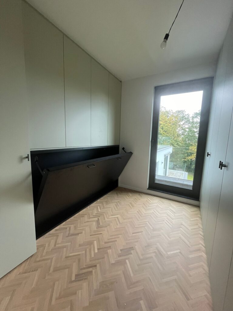 Boone opklapbed Selecta dicht in donkere tinten zonder matras halfopen