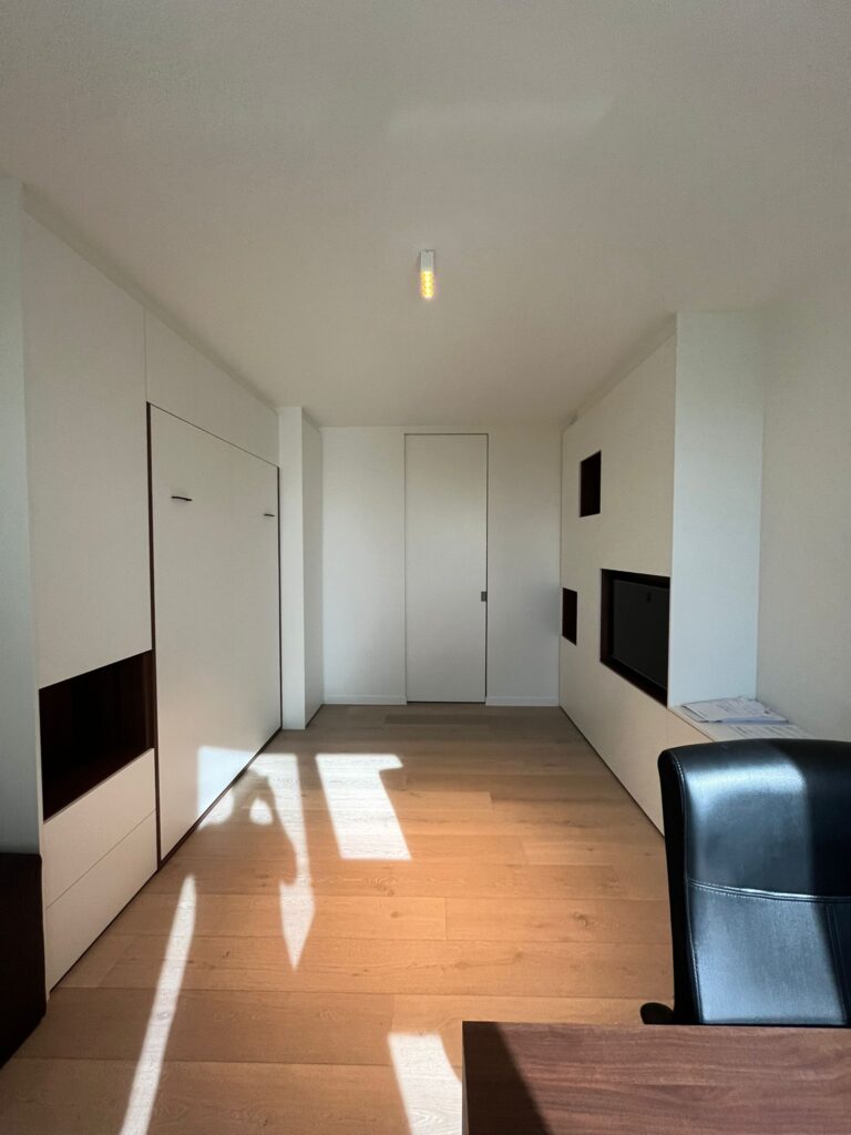 Opklapbed dicht in logeerkamer