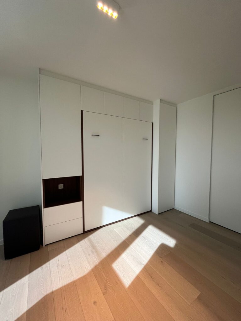 Opklapbed dicht in logeerkamer