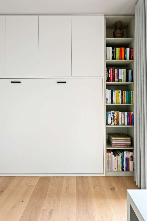 Boone Optima horizontaal opklapbed in wit met bibliotheekkast naast