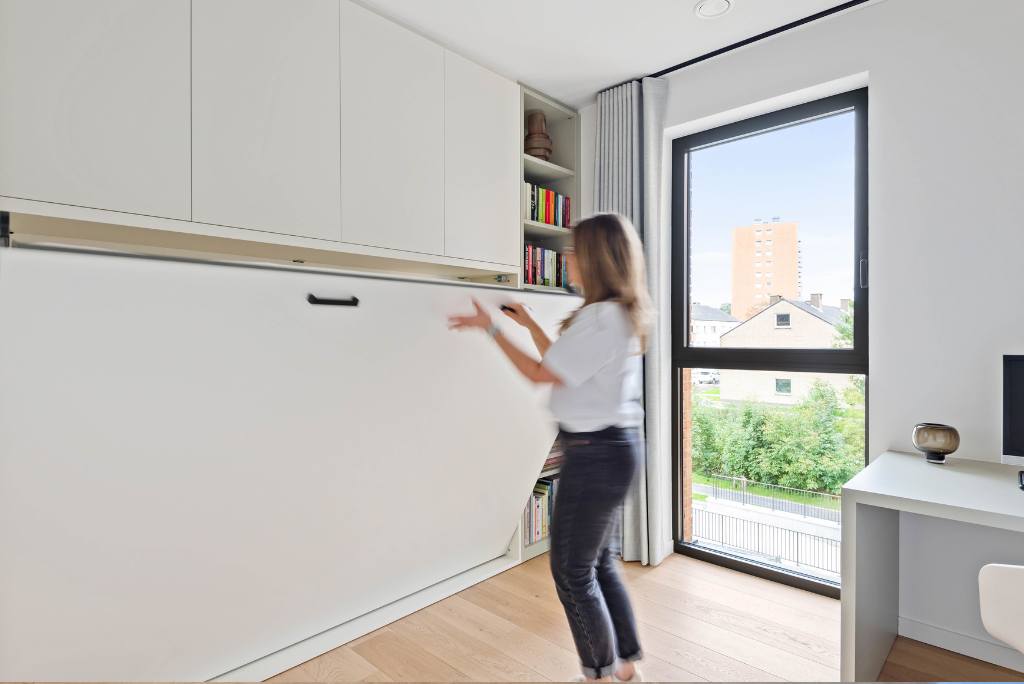 Vrouw opent met gemak horizontaal opklapbed Boone Optima